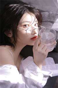 水仙辞镜月如霜抖音